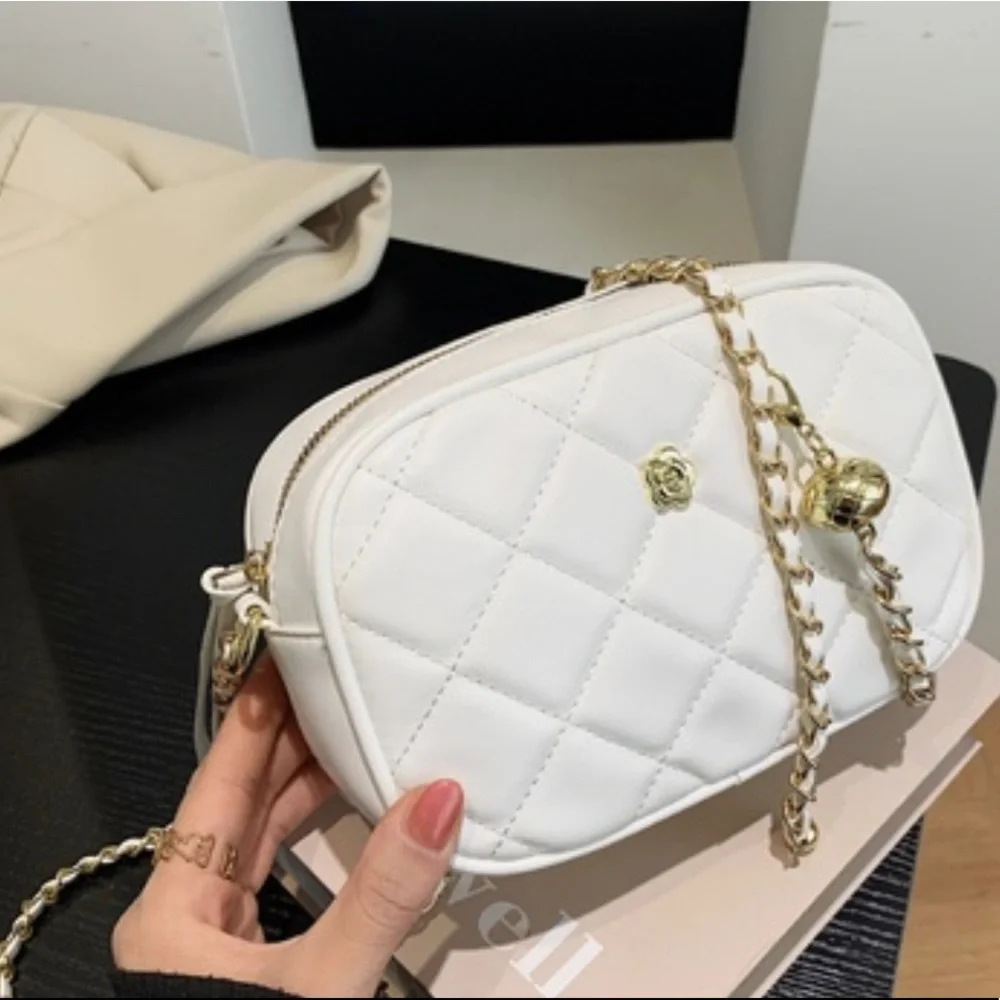 NWT White Quilted Crossbody Handbag with Gold Hardware - Picture 2 of 5